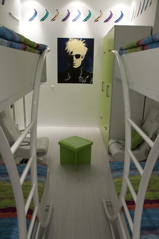 Pop Art Hostel Belgrad Oda fotoğraf